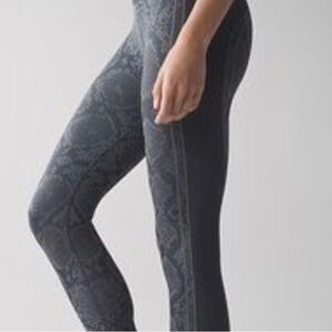 Preowned Rare Black Snakeskin Lululemon Leggings Size 6!